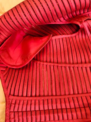 Traje de falda rosa con chaqueta y top.