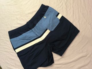 Shorts deportivos Lacoste azul y blanco