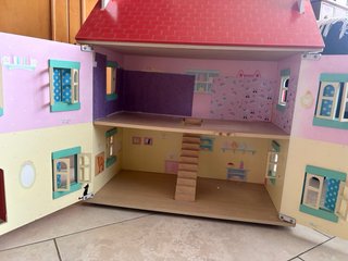 Casa de muñecas de madera