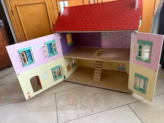 Casa de muñecas de madera