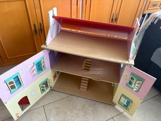 Casa de muñecas de madera