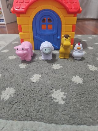 Casita de juguete con animales