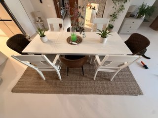Mesa de comedor y sillones de madera maciza