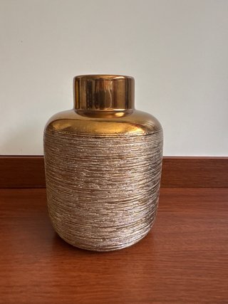 Jarrón dorado de cerámica