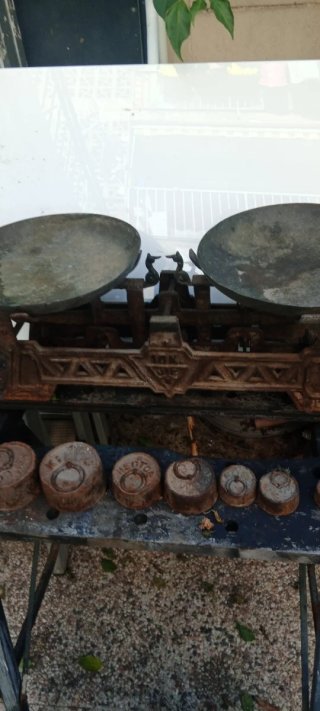 Balanza antigua  Con  juego de pesas