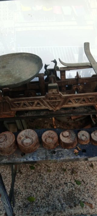 Balanza antigua  Con  juego de pesas