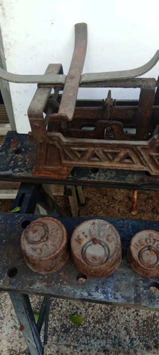 Balanza antigua  Con  juego de pesas