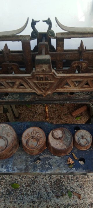Balanza antigua  Con  juego de pesas