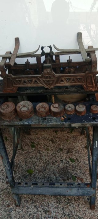 Balanza antigua  Con  juego de pesas