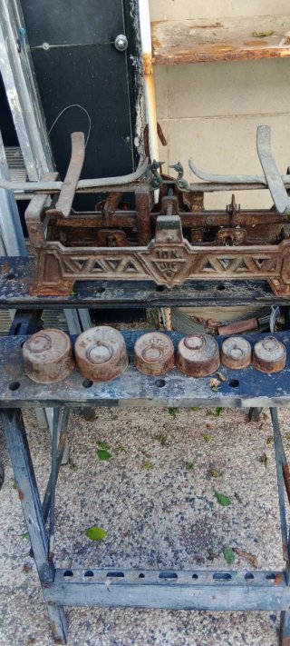 Balanza antigua  Con  juego de pesas