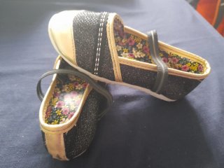 Zapatos niña negros y dorados