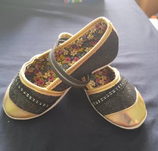 Zapatos niña negros y dorados