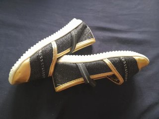 Zapatos niña negros y dorados