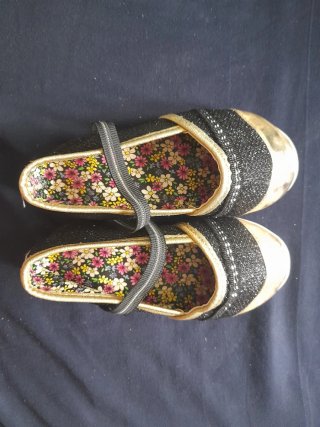 Zapatos niña negros y dorados