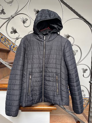 Chaqueta negra con capucha