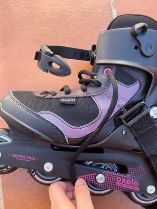 Patinetes en línea negros y rosas