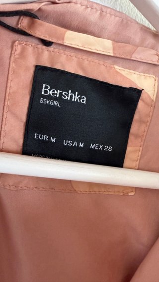 Cortavientos Bershka camuflaje rosa y beige