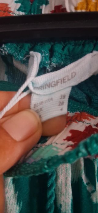 Pantalones verdes estampado geométrico. Una puesta
