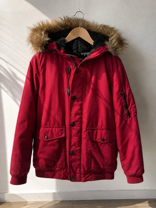 Chaqueta Bershka roja con capucha de pelo
