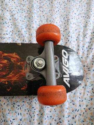Patinete con ruedas naranjas