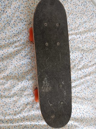 Patinete con ruedas naranjas