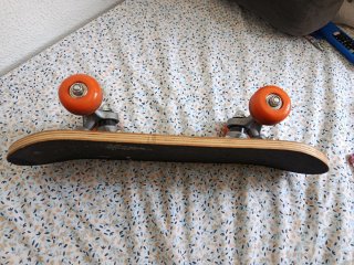 Patinete con ruedas naranjas