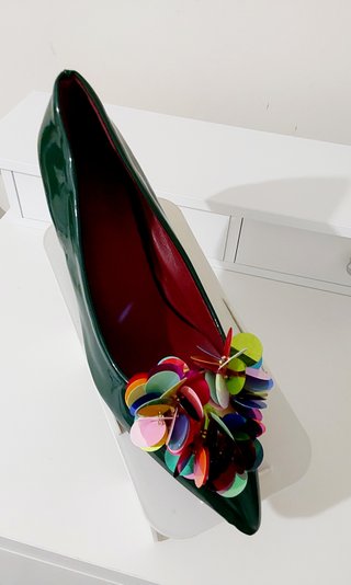 Zapatos verdes botella con detalle floral