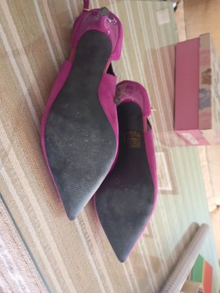 Zapatos de tacón fino color fucsia