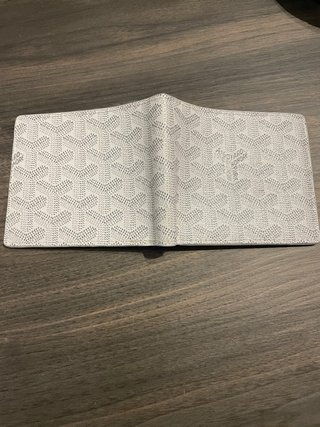Cartera blanca con detalles grises