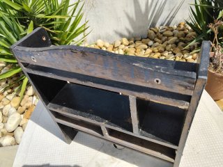 Estantería vintage de madera con cajones