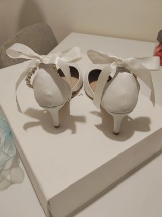 Zapatos de Novia Blancos con Perlas y Lazos