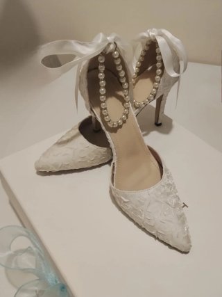 Zapatos de Novia Blancos con Perlas y Lazos