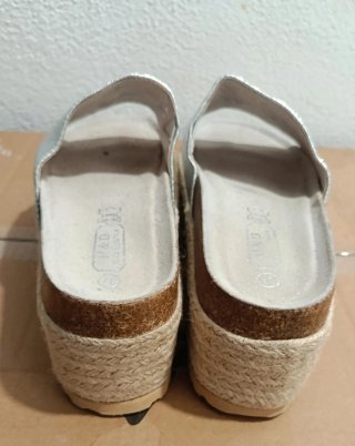 Sandalias plateadas cuña esparto