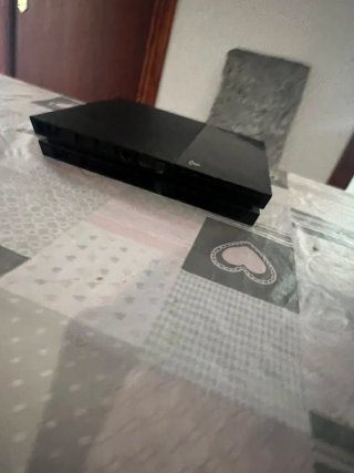 PS4 (PlayStation 4) Negra + Mando Rojo