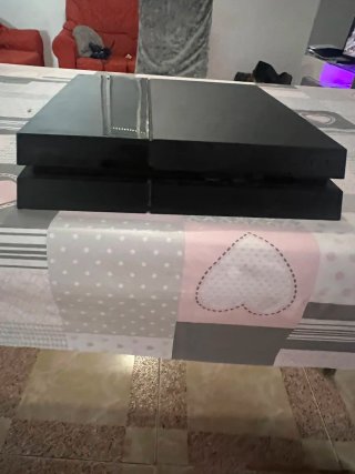 PS4 (PlayStation 4) Negra + Mando Rojo