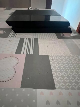 PS4 (PlayStation 4) Negra + Mando Rojo