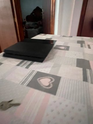 PS4 (PlayStation 4) Negra + Mando Rojo