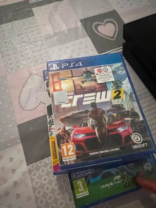 PS4 (PlayStation 4) Negra + Mando Rojo