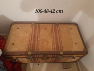Baúles antiguos de madera y metal