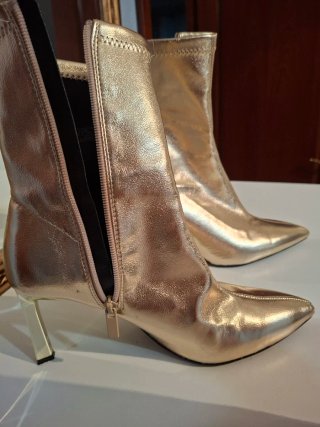 Botines dorados tacón fino y cremallera talla 39