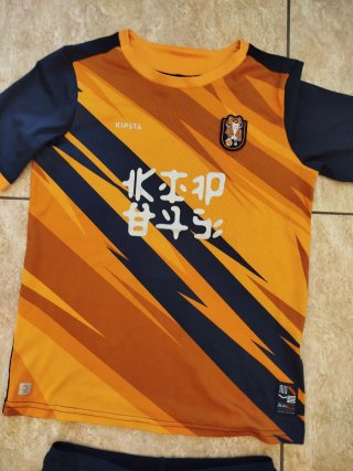 Conjunto deportivo niño Kipsta naranja y azul