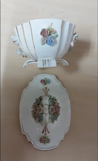 Bombonera porcelana fina con flores en relieve