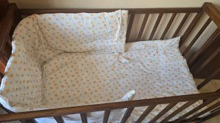 Cuna bebé madera maciza con ruedas