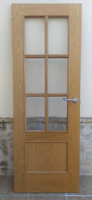 Puerta de madera con cristal