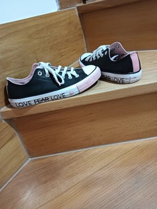 Converse negras y rosas