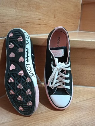 Converse negras y rosas