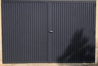 Puerta de garaje metálica oscura