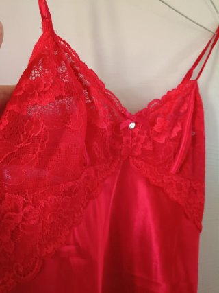 Sottoveste rossa in raso con pizzo