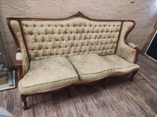 Sofá Isabelino Tapizado Beige y Dorado