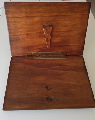 Leggio in legno con decoro
